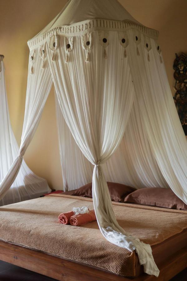 Yut'S Inn Flower Paradise Gili Gede ภายนอก รูปภาพ
